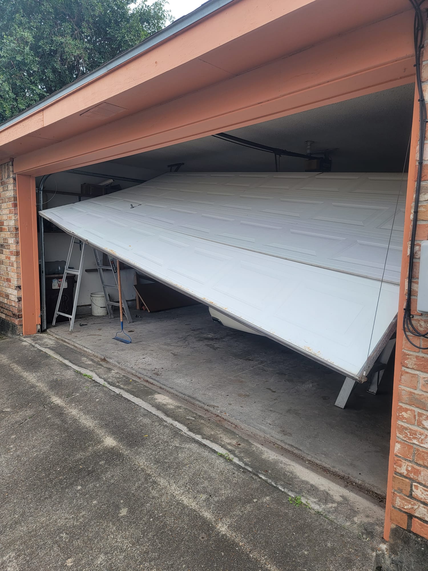 911 EMERGENCY REPAIRS - Professional Garage Door Service McAllen TX